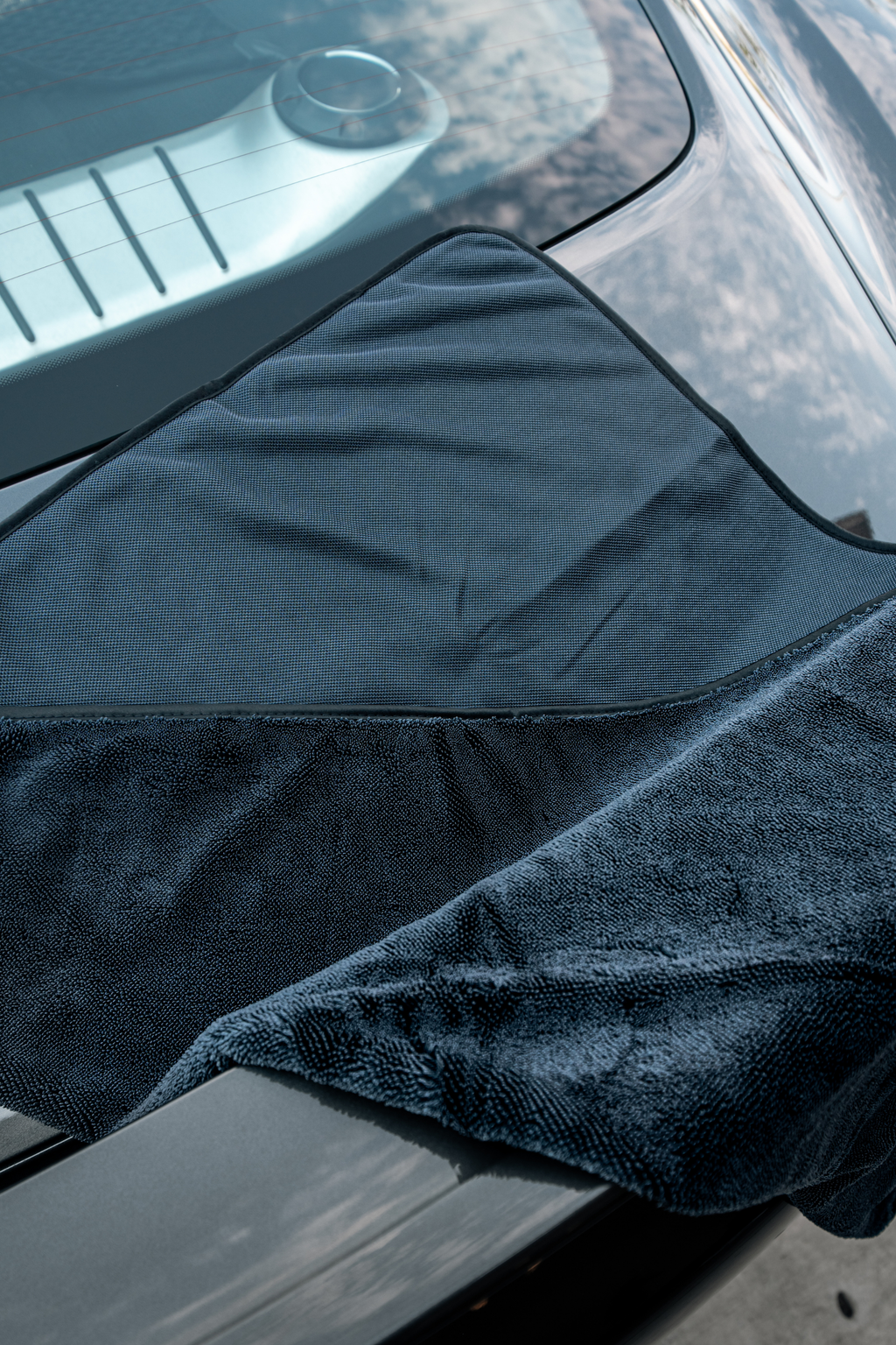 Blackline slim twisted-loop drying towel, image 5